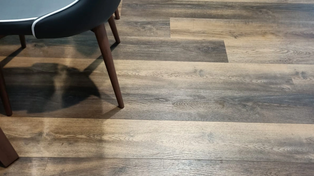 Pavimento Maxi effetto legno di Swing Floor